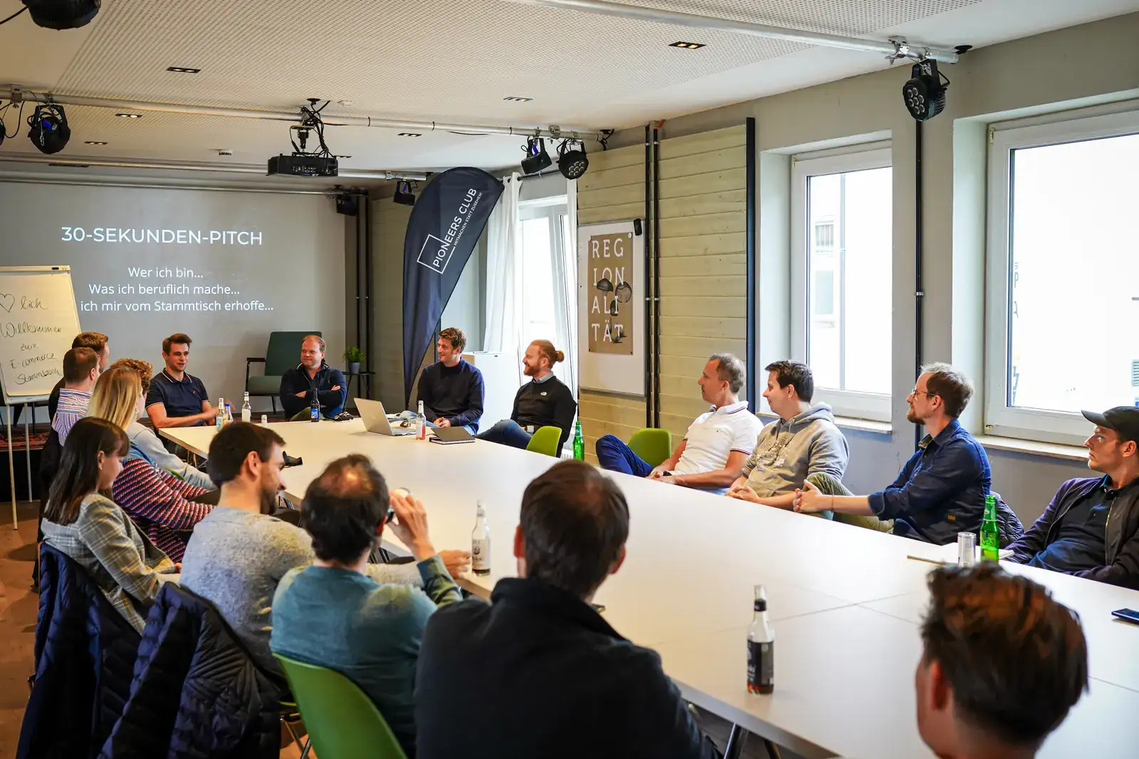 Publikum und Bühne beim Ecommerce Stammtisch
